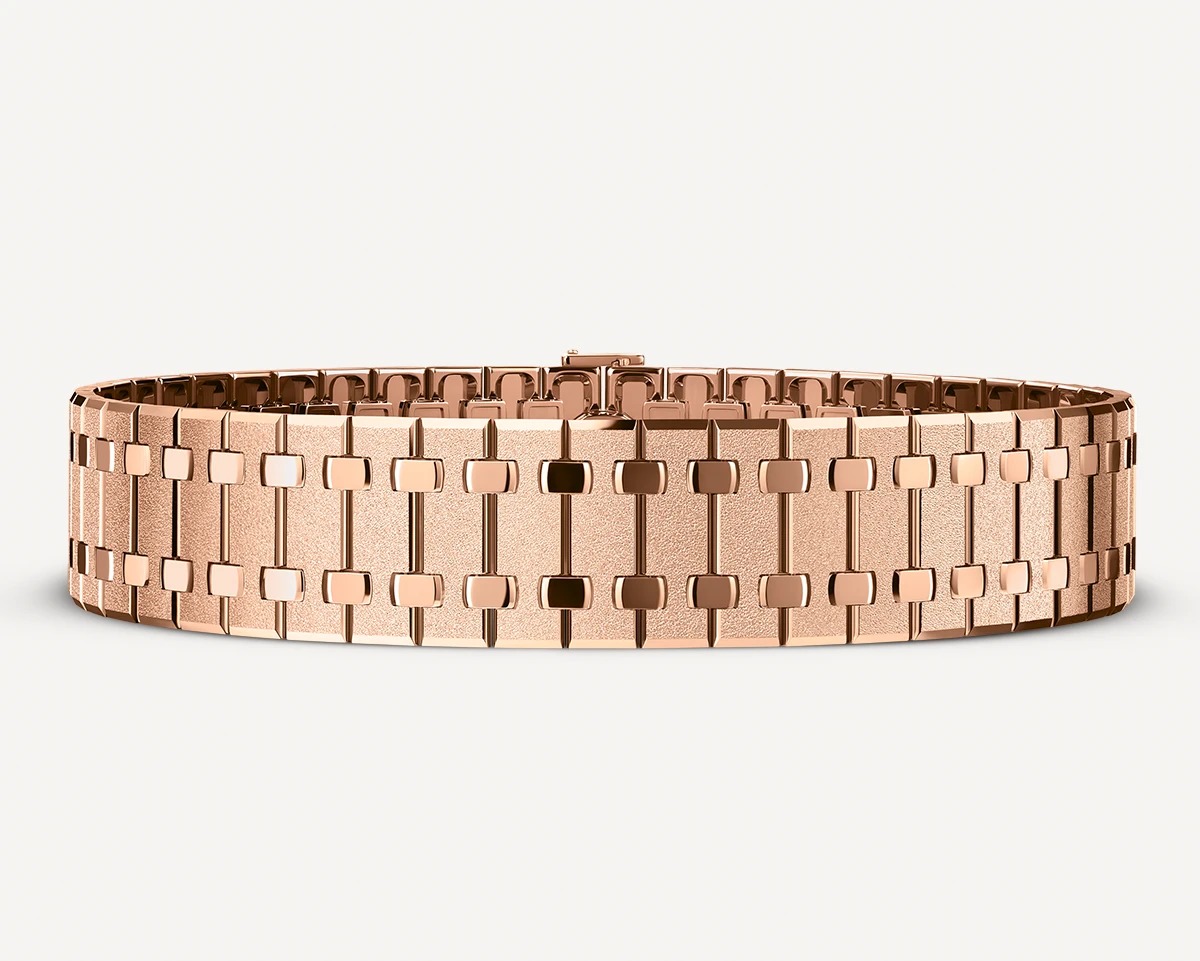 Royal Oak Frosted Gold necklace in 18 karat pink gold.