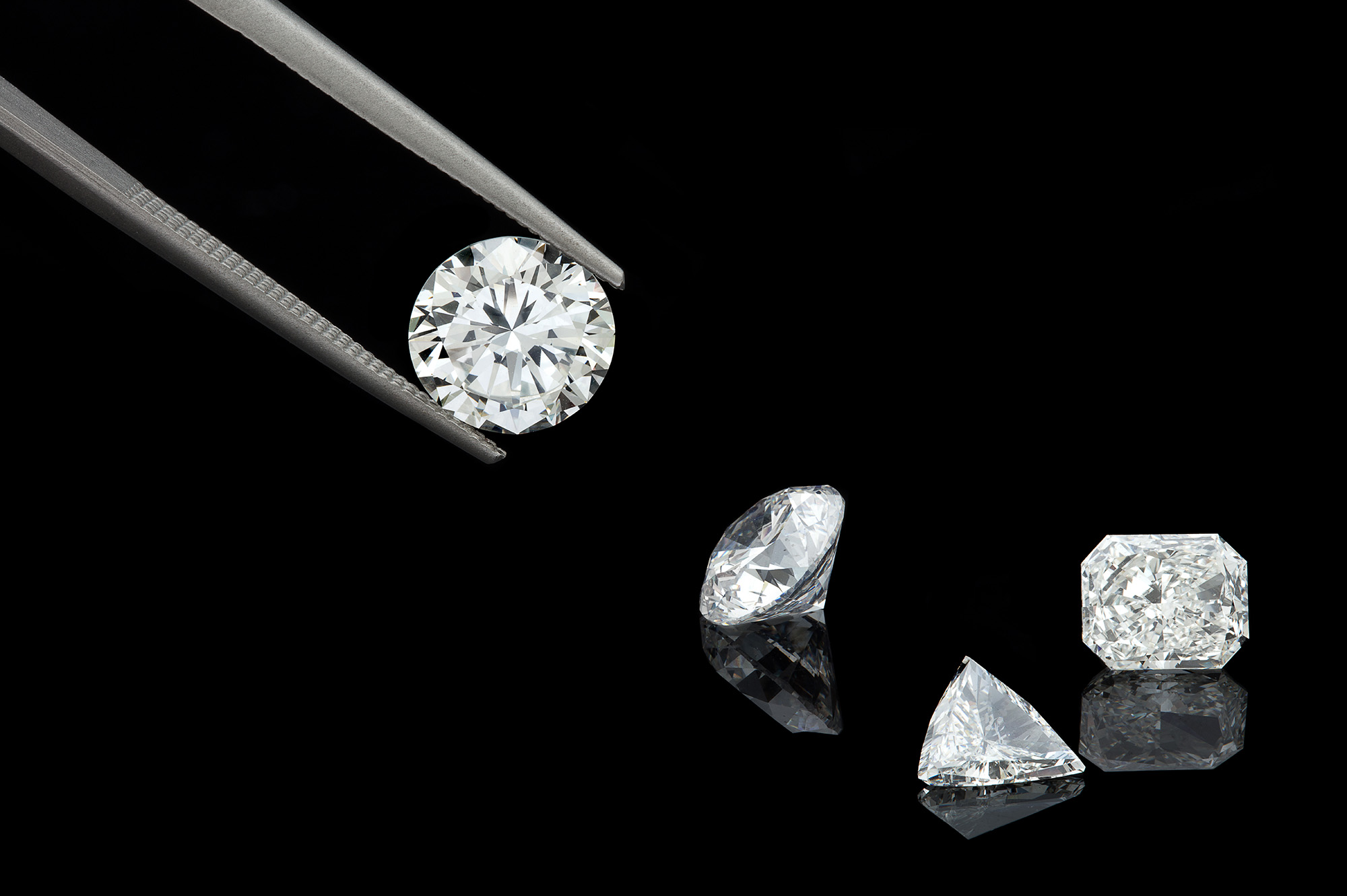 Loose diamonds in round, pear, trilliant and radiant shapes
