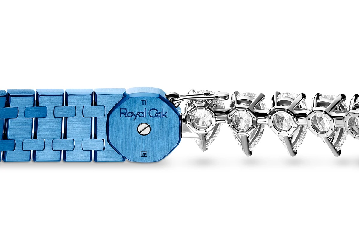 Close view of the articulated Dream of Joux necklace and its clasp.