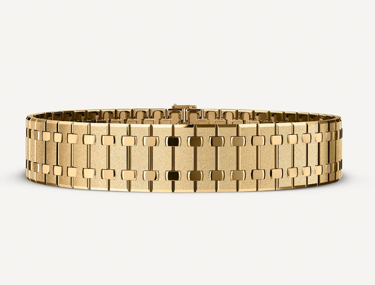 Royal Oak Frosted Gold necklace in 18 karat yellow gold.